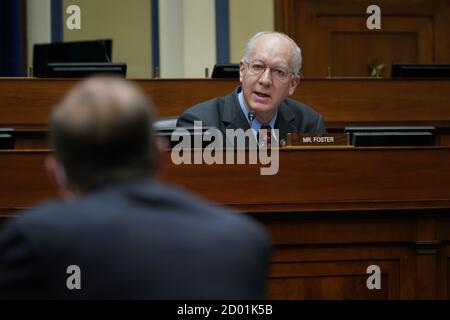 Der US-amerikanische Repräsentant Bill Foster (Demokrat von Illinois) spricht als US-Gesundheitsminister Alex Azar vor dem House Select Unterausschuss zur Coronavirus-Krise auf dem Capitol Hill in Washington am Freitag, den 2. Oktober 2020. Quelle: J. Scott Applewhite/Pool via CNP Stockfoto