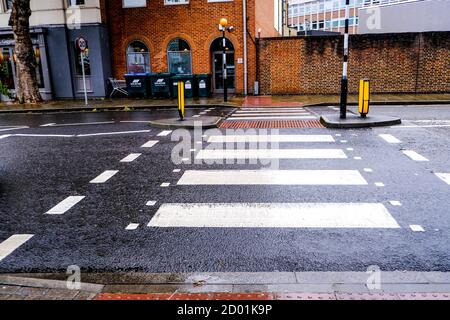 London, Großbritannien, Oktober 02 2020, Fußgängerüberweg oder Straßenverkehrskreuzung oder Zebra Crossing, ohne Menschen an EINEM nassen Tag Stockfoto