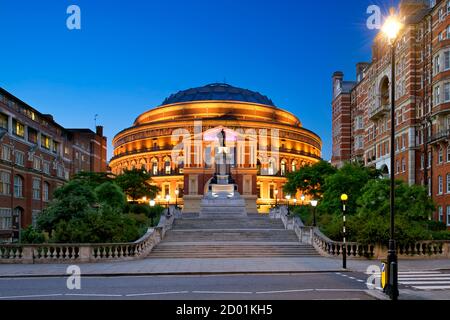 Die Royal Albert Hall in London in der Abenddämmerung. Stockfoto