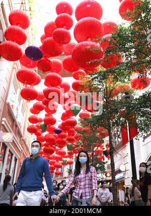 Hongkong, China. Oktober 2020. Menschen gehen unter roten Laternen in einer Straße von Hongkong, Südchina, 2. Oktober 2020. Quelle: Wu Xiaochu/Xinhua/Alamy Live News Stockfoto