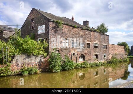 Verlassene und verlassene Töpferarbeiten mit Flaschenofen in der Middleport Gegend von Stoke on Trent neben dem Trent Und Mersey Kanal Stockfoto