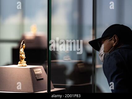 Kunming, Chinas Provinz Yunnan. Oktober 2020. Ein Besucher sieht eine Ausstellung im Yunnan Provincial Museum in Kunming, südwestlich von Chinas Provinz Yunnan, 2. Oktober 2020. Quelle: Wang Guansen/Xinhua/Alamy Live News Stockfoto