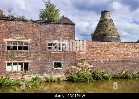 Verlassene und verlassene Töpferarbeiten mit Flaschenofen in der Middleport Gegend von Stoke on Trent neben dem Trent Und Mersey Kanal Stockfoto