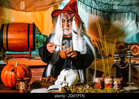 Teufel in böse Hexenhut. Halloween-Konzept. Bärtiger Mann gekleidet wie Halloween Monster. Teufelsmann mit Totenkopf an Halloween-Nacht. Vampir Halloween Stockfoto