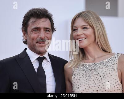 Adriano Giannini und Gaia Trussardi posiert auf dem roten Teppich während der 77. Filmfestspiele von Venedig am 02. September 2020 in Venedig, Italien. Stockfoto