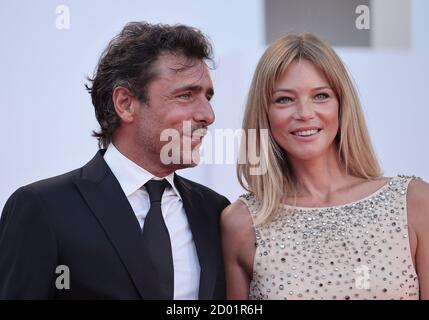 Adriano Giannini und Gaia Trussardi posiert auf dem roten Teppich während der 77. Filmfestspiele von Venedig am 02. September 2020 in Venedig, Italien. Stockfoto