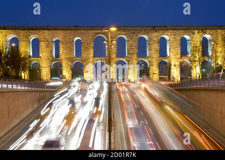 Dämmerung Ansicht des römischen Aquädukts von Valens (Bozdogan Su Kemeri) überspannt Atatürk Boulevard (Atatürk Bulvari) in Istanbul. Stockfoto