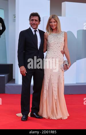 Adriano Giannini und Gaia Trussardi posiert auf dem roten Teppich während der 77. Filmfestspiele von Venedig am 02. September 2020 in Venedig, Italien. Stockfoto