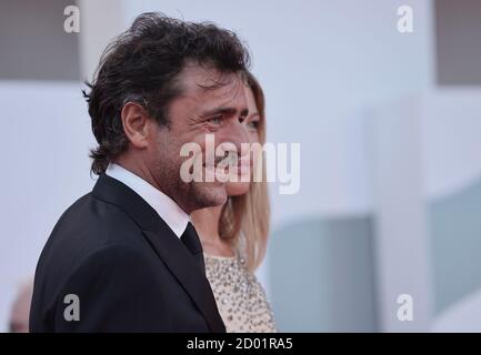 Adriano Giannini und Gaia Trussardi posiert auf dem roten Teppich während der 77. Filmfestspiele von Venedig am 02. September 2020 in Venedig, Italien. Stockfoto