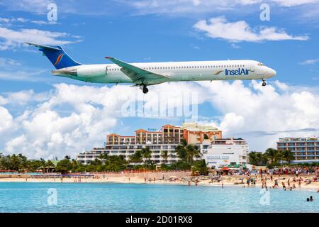 Sint Maarten, Niederländische Antillen - 17. September 2016: Insel Air McDonnell Douglas MD-83 Flugzeug am Flughafen Sint Maarten in der Niederländischen Antille Stockfoto