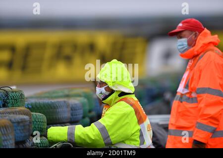 Francia, Magny Cours, Italien. 25. Sep, 2020. francia, magny Cours, Italien, 25 Sep 2020, Marshals mit Maske.Regenwetter während der 7. Runde Pirelli French Round 2020 - World Superbike - SBK - Credit: LM/Otto Moretti Credit: Otto Moretti/LPS/ZUMA Wire/Alamy Live News Stockfoto