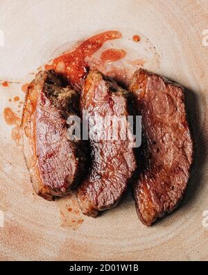 Mittelseltenes Steak auf Holzschneidebrett. Stockfoto