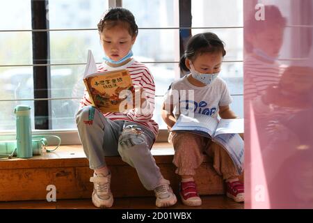 Hefei, Chinas Provinz Anhui. Oktober 2020. Kinder lesen Bücher in einem örtlichen Buchladen in Hefei, ostchinesische Provinz Anhui, 2. Oktober 2020. Quelle: Zhang Duan/Xinhua/Alamy Live News Stockfoto