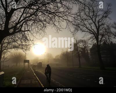 Pendeln an einem nebligen Morgen in London. Stockfoto