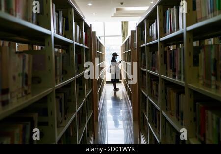 Kunming, Chinas Provinz Yunnan. Oktober 2020. Ein Leser liest ein Buch in der Yunnan Provinzbibliothek in Kunming, südwestlich der Provinz Yunnan, 2. Oktober 2020. Quelle: Chen Xinbo/Xinhua/Alamy Live News Stockfoto