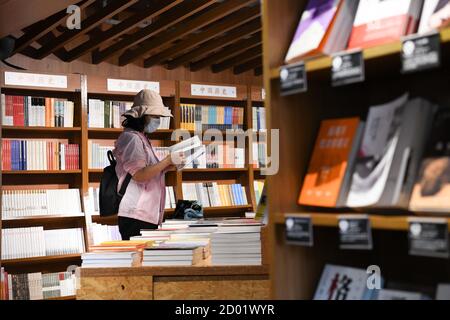 Hefei, Chinas Provinz Anhui. Oktober 2020. Ein Leser liest ein Buch in einer örtlichen Buchhandlung in Hefei, Ostchinas Provinz Anhui, 2. Oktober 2020. Quelle: Zhang Duan/Xinhua/Alamy Live News Stockfoto