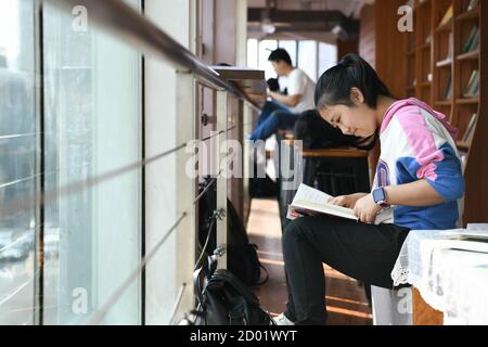 Hefei, Chinas Provinz Anhui. Oktober 2020. Leser lesen Bücher in einem örtlichen Buchladen in Hefei, Ostchinas Provinz Anhui, 2. Oktober 2020. Quelle: Zhang Duan/Xinhua/Alamy Live News Stockfoto