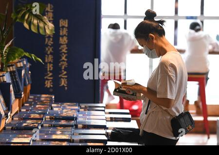 Hefei, Chinas Provinz Anhui. Oktober 2020. Leser lesen Bücher in einem örtlichen Buchladen in Hefei, Ostchinas Provinz Anhui, 2. Oktober 2020. Quelle: Zhang Duan/Xinhua/Alamy Live News Stockfoto