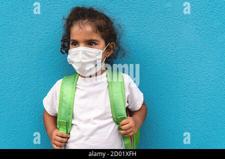 Kind trägt Gesichtsschutzmaske zurück zur Schule gehen während corona Virus Pandemie - Gesundheits- und Bildungskonzept Stockfoto