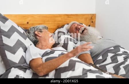 Happy Senior paar im Bett - Hipster reifen Menschen mit lustigen Bett Zeit zusammen - ältere Lebensweise und Liebe Beziehung Konzept Stockfoto