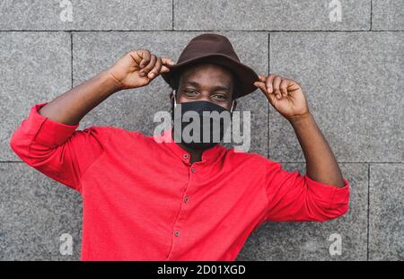 Afrikanische Mode Mann trägt schützende Gesichtsmaske, um Corona zu vermeiden Virusverbreitung Stockfoto