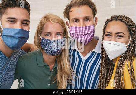 Freunde tragen Gesichtsschutzmaske, um Corona Virus Ausbreitung zu vermeiden - Junge Millennials Portrait während des Coronavirus Ausbruchs Stockfoto