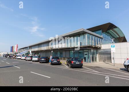 Dortmund, Deutschland - 10. August 2020: Terminalgebäude des Dortmunder Flughafens in Deutschland. Stockfoto