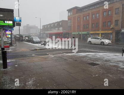 Schneefall in London East End. Stockfoto