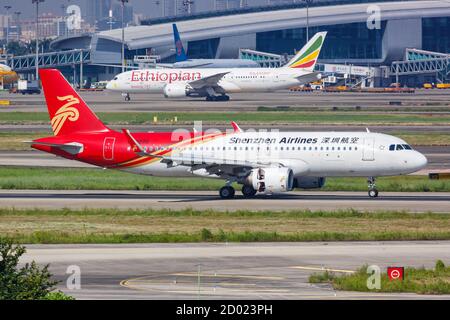 Guangzhou, China - 24. September 2019: Shenzhen Airlines Airbus A320 am Flughafen Guangzhou Baiyun in China. Stockfoto
