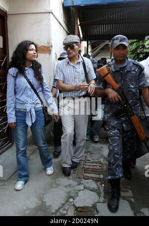 Nihita Biswas Wer Behauptet Die Frau Des Franzosischen Serienmorder Charles Sobhraj Und Ein Freund Zu Sein Verlassen Der Oberste Gerichtshof In Kathmandu 30 Juli 2010 Das Gericht Bestatigte Das Leben Satz Urteil