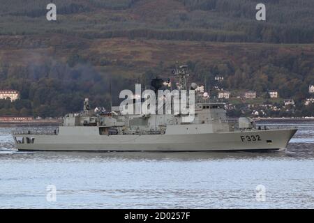 NRP Corte-Real (F332), eine von der portugiesischen Marine betriebene Fregatte der Vasco da Gama-Klasse, die Gourock bei ihrer Ankunft zur Übung Joint Warrior 20 passiert. Stockfoto