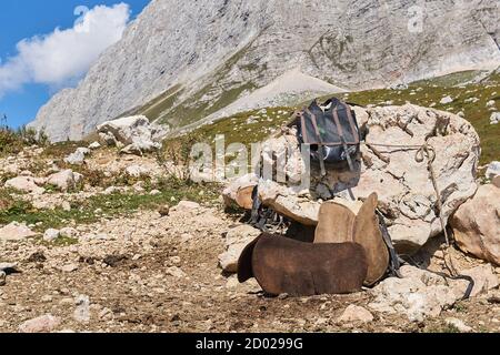 Der temporäre Arbeitsplatz von Saddler im Freien in den Bergen während der Sommerweidezeit auf Hochlandweiden im Kaukasus, Russland Stockfoto