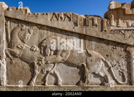 Bas-Relief Schnitzereien an Persepolis in Schiraz, Iran Stockfoto