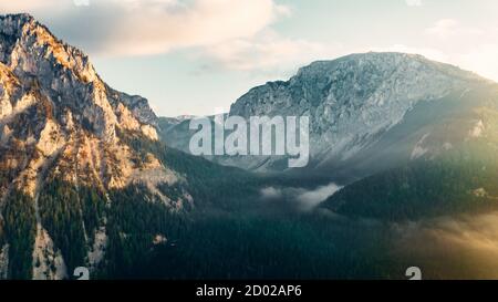 Epische Drohne schoss bei Sonnenaufgang über die Berge. Stockfoto