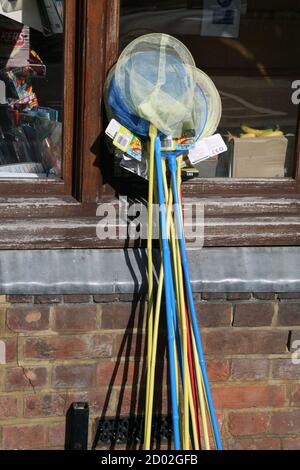 Fischernetze zum Verkauf vor einem Schaufenster im Dorf Abinger Hammer an der A25 Guildford Road, Abinger Hammer, Surrey, UK, September 2020 Stockfoto