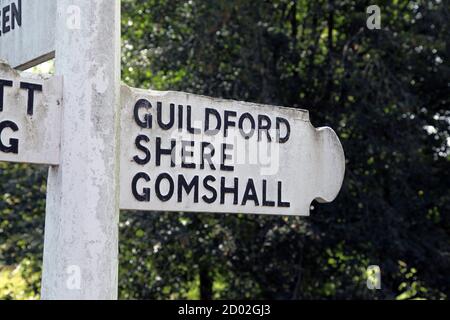 Dorfstraße Wegweiser nach Guildford, Shere und Gomshall, Ecke Felday Road und Guildford Road in Surrey Hills, Abinger Hammer, Surrey, UK Stockfoto