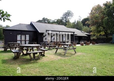 Das Abinger Sport und Cricket Clubhaus mit Gartenbänken, im Dorf Abinger Hammer, Surrey, UK, September 2020 Stockfoto