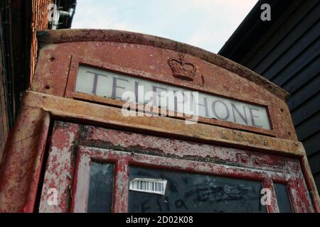 Eine alte K6 Red Telephone Box, Kiosk Nr. 6 Telefonbox, befindet sich an der A25 Guildford Road in Abinger Hammer, Surrey Hills, Surrey, UK, 2020 Stockfoto