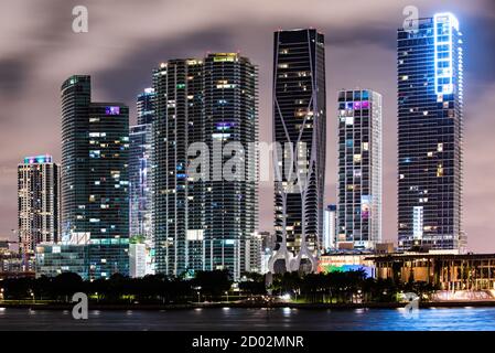 Skyline von Miami City von der Biscayne Bay aus gesehen. Stockfoto