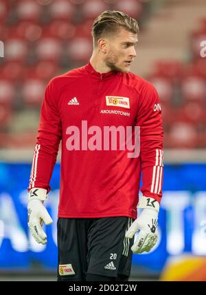 Berlin, Deutschland. Oktober 2020. Fußball: Bundesliga, 1. FC Union Berlin - FSV Mainz 05, 3. Spieltag, Stadion an der Alten Försterei. Torhüter Loris Karius von Union Berlin erwärmt sich. Quelle: Andreas Gora/dpa - WICHTIGER HINWEIS: Gemäß den Bestimmungen der DFL Deutsche Fußball Liga und des DFB Deutscher Fußball-Bund ist es untersagt, im Stadion und/oder aus dem Spiel aufgenommene Aufnahmen in Form von Sequenzbildern und/oder videoähnlichen Fotoserien zu nutzen oder auszunutzen./dpa/Alamy Live News Stockfoto