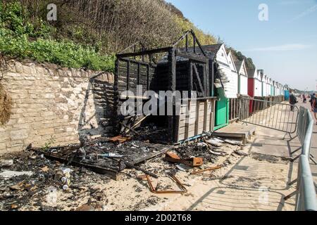 Bournemouth, Dorset, England, 15. September 2020, EINE Strandhütte ist ausgebrannt. Stockfoto