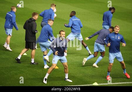 Liam Kelly (links) und Kyle McFadzean von Coventry City wärmen sich vor dem Sky Bet Championship-Spiel im St. Andrew's Trillion Trophy Stadium, Birmingham, auf. Stockfoto