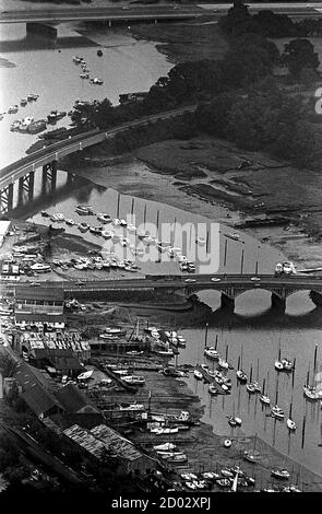 AJAXNETPHOTO. AUGUST 1977. BURSLEDON, ENGLAND. - YACHTING MEKKA - LUFTAUFNAHME DES BERÜHMTEN HAMBLE FLUSSES. DAS ZENTRUM IST DIE BURSLEDON EISENBAHN FLUSS ÜBERQUEREN VIADUKT MIT A27 STRASSENBRÜCKE UNTEN; M27 AUTOBAHNKREUZ OBEN MIT - VON OBEN NACH UNTEN - BLICK AUF RIVERSIDE BOATYARD MIDSTREAM LIEGEPLÄTZE UND DIAKONE HOF UNTEN.FOTO:JONATHAN EASTLAND/AJAX REF:3772708 15 Stockfoto