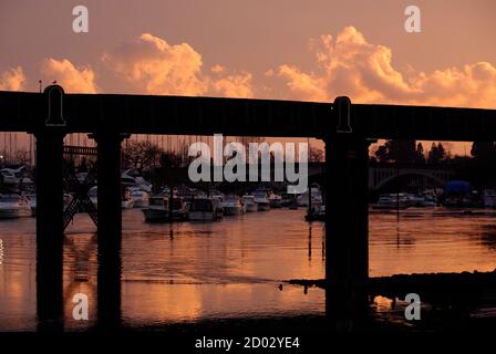 AJAXNETPHOTO. JANUAR 2008. BURSLEDON, ENGLAND. - HAMBLE FLUSS ÜBERQUERT EISENBAHNVIADUKT BEI SONNENUNTERGANG. FOTO: JONATHAN EASTLAND/AJAX REF:PX80701 147 Stockfoto