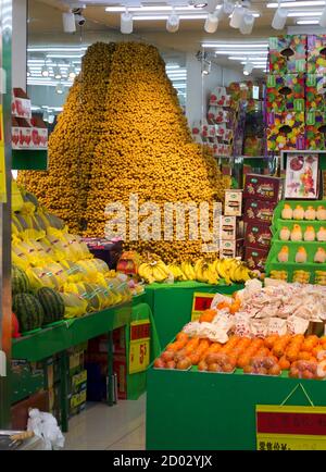 AJAXNETPHOTO. APRIL 2018. SHANGHAI, CHINA. - FOOD TO GO - KREATIVE ANZEIGE IN EINEM OBST-UND GEMÜSEGESCHÄFT. FOTO:RICK GODLEY/AJAX REF:RG183004 97 Stockfoto