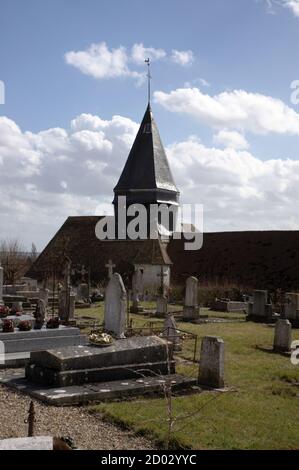 AJAXNETPHOTO. MÄRZ 2006. GIVERNY, FRANKREICH. - LETZTE RUHESTÄTTE - DER KIRCHHOF DES DORFES, WO DAS GRAB DES KÜNSTLERS CLAUDE MONET (1840-1926) ZU FINDEN IST. FOTO: JONATHAN EASTLAND/AJAX REF: R62603 123 Stockfoto