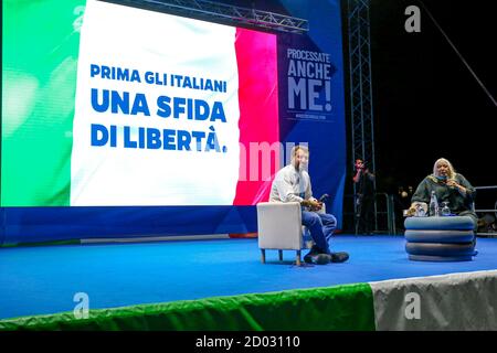 Catania, Italien. Oktober 2020. Matteo Salvini am Tag vor dem Prozess ist auf dem Platz in Catania bei einem Treffen mit seinen Unterstützern aus ganz Italien. Kredit: Unabhängige Fotoagentur/Alamy Live Nachrichten Stockfoto