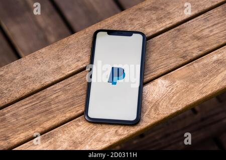 Tallinn / Estland - 28. September 2020: Schwarzes iphone mit Logo der PayPal-Anwendung auf dem Bildschirm. Holzhintergrund. Kann als Veranschaulichung für verwendet werden Stockfoto