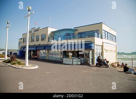 Weymouth, Dorset, England, 18. September 2020, Menschen vor dem Pier Bandstand. Stockfoto