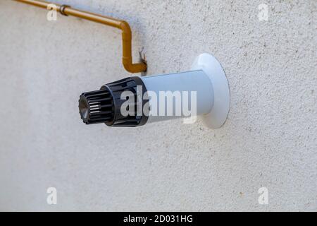 Gasleitung ragt aus der Hauswand heraus. Schornsteinabsaugung der autonomen Heizungsanlage. Stockfoto